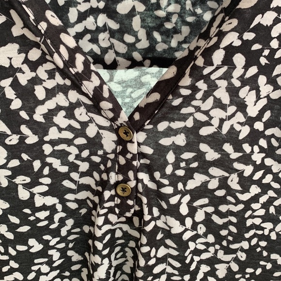 Black and white blouse, v-neck, pullover, 100% polyester,washable - Picture 3 of 3